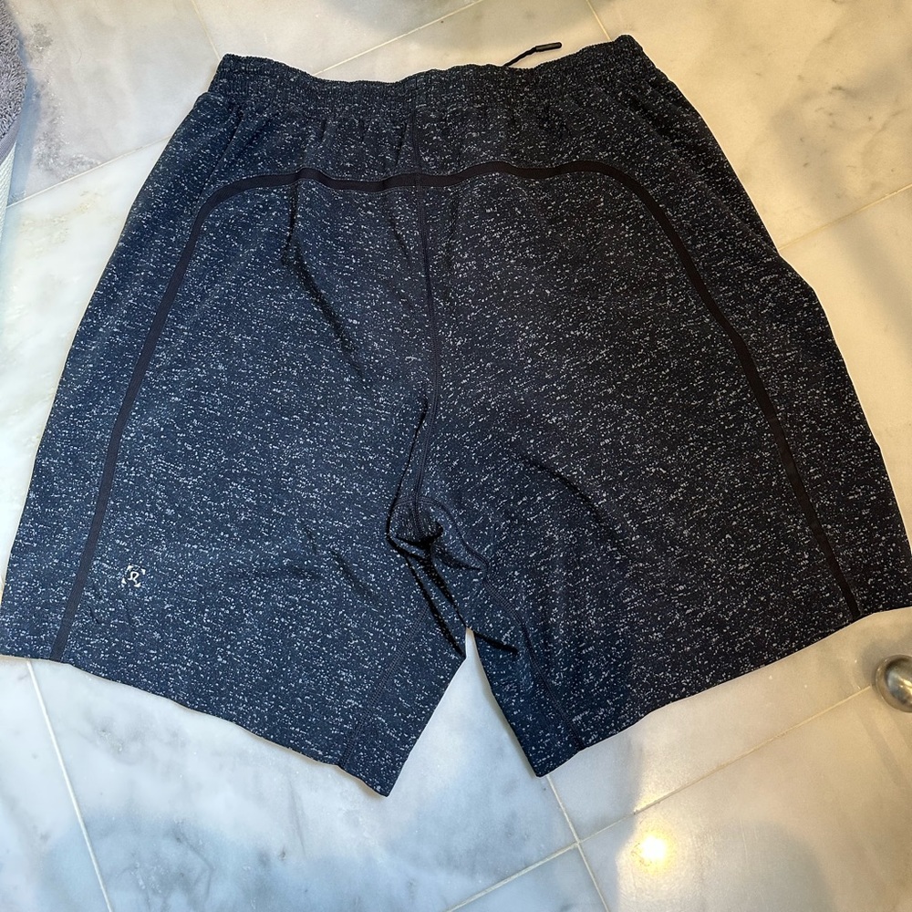 LIKE NEW rare men’s lululemon shorts L